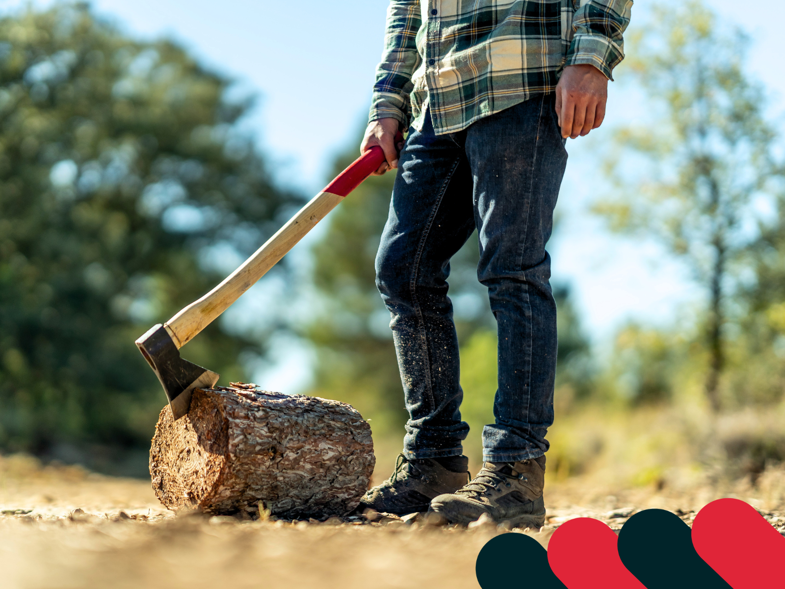 Muž štiepe drevo sekerou na pniaku | Kotarbau