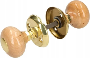 Oceľová kľučka na dverách